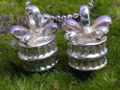 立体リボン付ギフトモチーフ　ペンダントトップ２点ペアセット　G11968