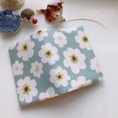 【文庫本用】北欧調のかわいいお花柄　くすみグリーン　ブックカバー　ハンドメイド
