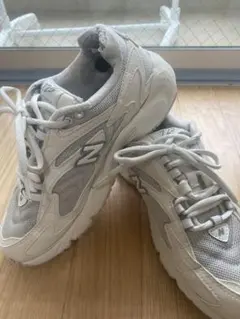 New Balance 725ホワイト/グレー スニーカー