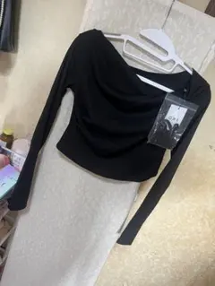 オフショルダー Tシャツ