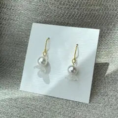 てるてる坊主風パールビーズのハンドメイドピアス　サージカルステンレス