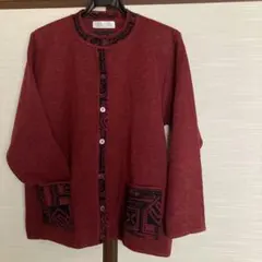 赤い長袖カーディガン