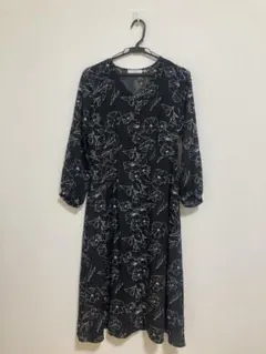 花柄ロングワンピース 黒 長袖 ウエストリボン付き　index