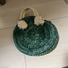 緑色の丸型かごバッグ ポンポン付き