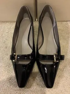 Odette e Odile ベルトバックル ポインテッドトゥ パンプス 黒