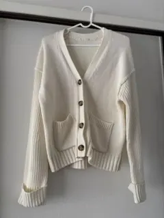 ホワイト GU ボタン付きカーディガン ニット