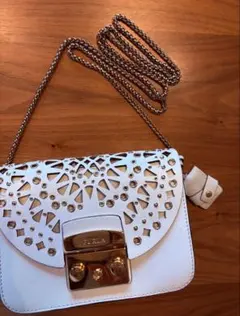 【美品】FURLA ホワイト チェーンショルダーバッグのサムネイル
