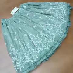 タグ付き未使用　アクシーズファム　グリーン 蝶刺繍 フレアスカート ひざ丈