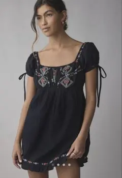 Urban Outfitters 黒い刺繍入りミニドレス