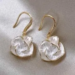 ローズ　ピアス　揺れる　バラ　クリスタルビジュー　ホワイト　花　ゴールド　上品のサムネイル