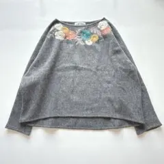 【美品】BEARDSLEY ビアズリー 襟ぐり花刺繍カットソー　ウール　グレー