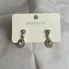 シルバー ティアドロップ型クリスタルピアス