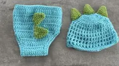 恐竜デザインの青いパンツと帽子