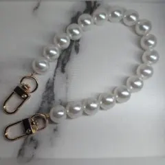 可愛いパール調ハンドストラップ　275mm　ゴールド金具