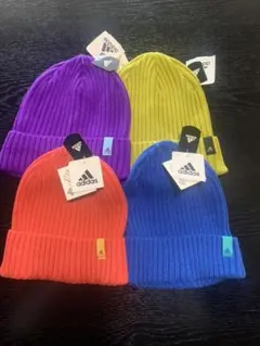 アディダスのニット帽です。サイズはフリーサイズになります。