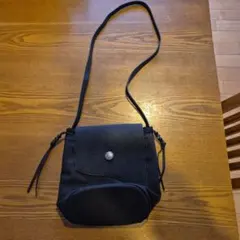 ブラックショルダーバッグ フラップ付き