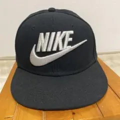 【キッズ】NIKE キャップ ブラック スナップバック 56㎝のサムネイル