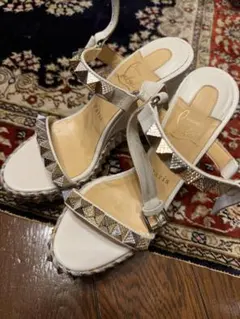 ホワイトスタッズウェッジサンダル