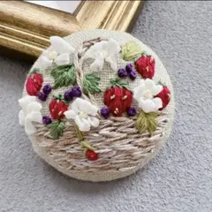 ハンドメイド　刺繍ブローチ　手刺繍　いちご　フラワーバスケット　くるみボタン