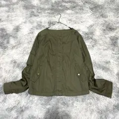 【THE EMPORIUM】ノーカラージャケット カーキ L 薄手 春秋【美品】のサムネイル