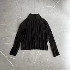 長袖シャツ　プリーツシャツ　黒　プリーツブラウス　ショート丈　シンプル　無地のサムネイル