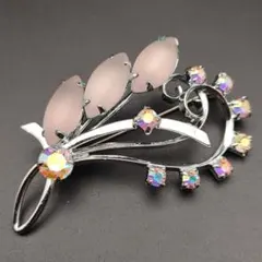 優美なフラワーモチーフ ブローチ 〜淡桃色とオーロラの煌めき〜