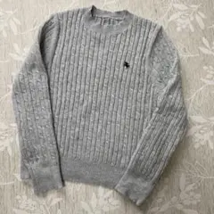 レディース　ケーブルニット　セーター　Ｌ　薄グレー　無地　ワンポイント刺繍　古着
