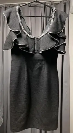 フリル付き黒ドレス