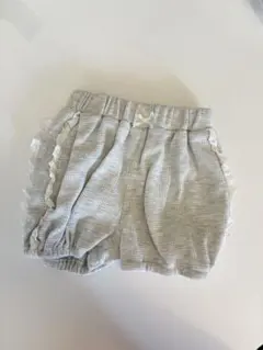 フリル付きグレー系ショートパンツ