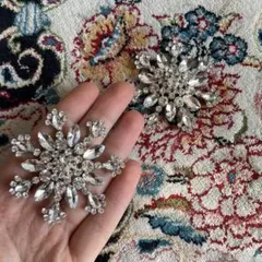 雪の結晶デザインのブローチ2個セット