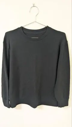 ユニクロ 黒の長袖Tシャツ