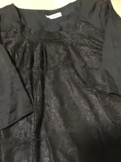 黒のレースとシフォンの五分袖トップス