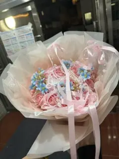 ピンクと青の造花ブーケ