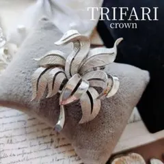 CROWN TRIFARI☆ミルクガラス☆ハナミズキのフラワーリースブローチ