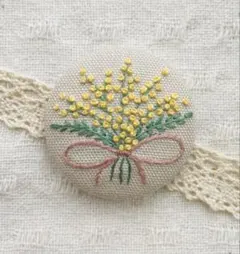 ミモザ★手刺繍★くるみボタンブローチ