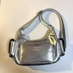 OLIVE des OLIVE エンボスロゴ入りショルダーバッグ シルバー