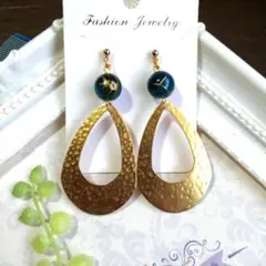 ゴールドドロップピアス/イヤリング 青ビーズ付き(ハンドメイド)
