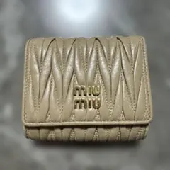 miu miu マテラッセ 三つ折り財布のサムネイル