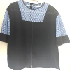 黒と青の花柄 半袖シャツ