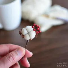 iwagu 結ぶ：【不屈の愛】コットンフラワーと木の実の小さなブーケブローチ