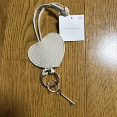 スリーコインズ ハートチャーム キーホルダー