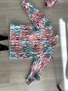 【女の子用】スキーウェアスキーウェア2着、ヘルメット、スノーシューズ