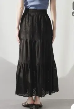 刺繍入り黒フレアロングスカート