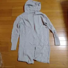 ニットのフード付き羽織もの