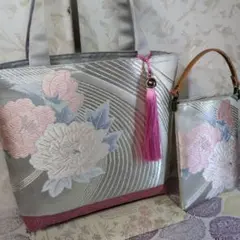 帯リメイクバック　シルバー花柄袋帯タッセルバック　底板ポーチ付き