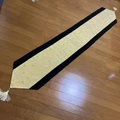 黒と金色の花柄テーブルランナー ＆タペストリーとして