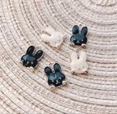 白うさぎ　黒うさぎ//アクセサリーチャーム　パーツ　ぬい服