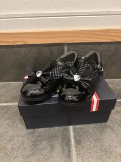 黒いリボン付きキッズシューズ