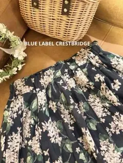 BLUE LABEL CRESTBRIDGE 花柄フレアスカート 紺 美品❇︎のサムネイル