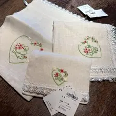 近沢レース　ハート刺繍のクリーム色ハンカチ　ポーチ　ミニティッシュいれセット